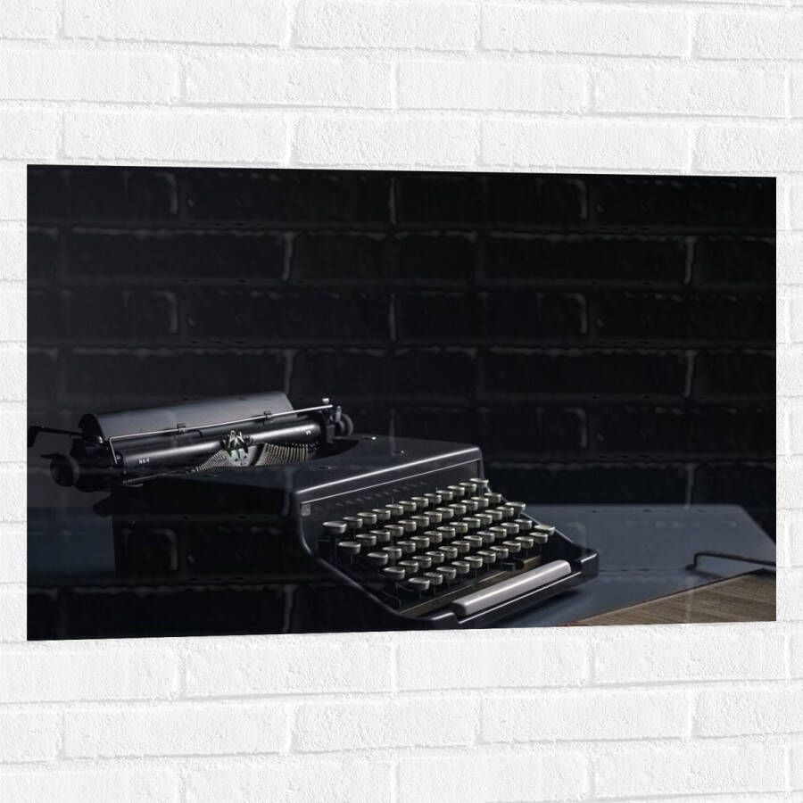 Muursticker Foto van een Ouderwetse Typemachine op Grijs Bureau 90x60 cm Foto op Muursticker