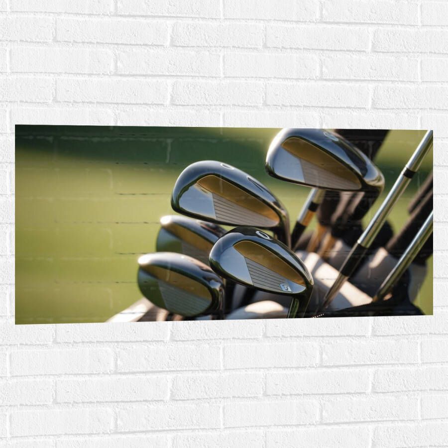 Muursticker Golf Clubs in Trolley op Golfbaan 100x50 cm Foto op Muursticker