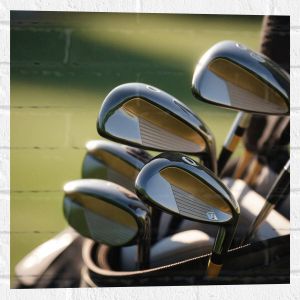 Muursticker Golf Clubs in Trolley op Golfbaan 50x50 cm Foto op Muursticker
