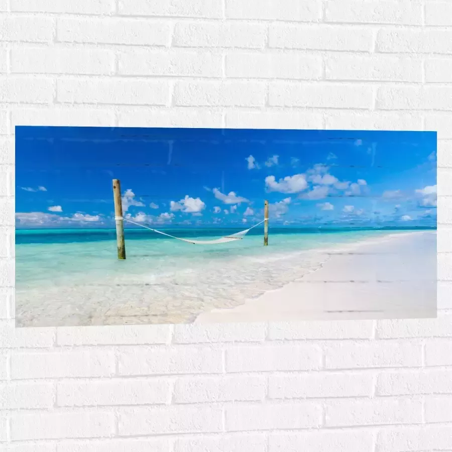 Muursticker Hangmat boven Aankomende Golven op Wit Tropisch Strand 100x50 cm Foto op Muursticker