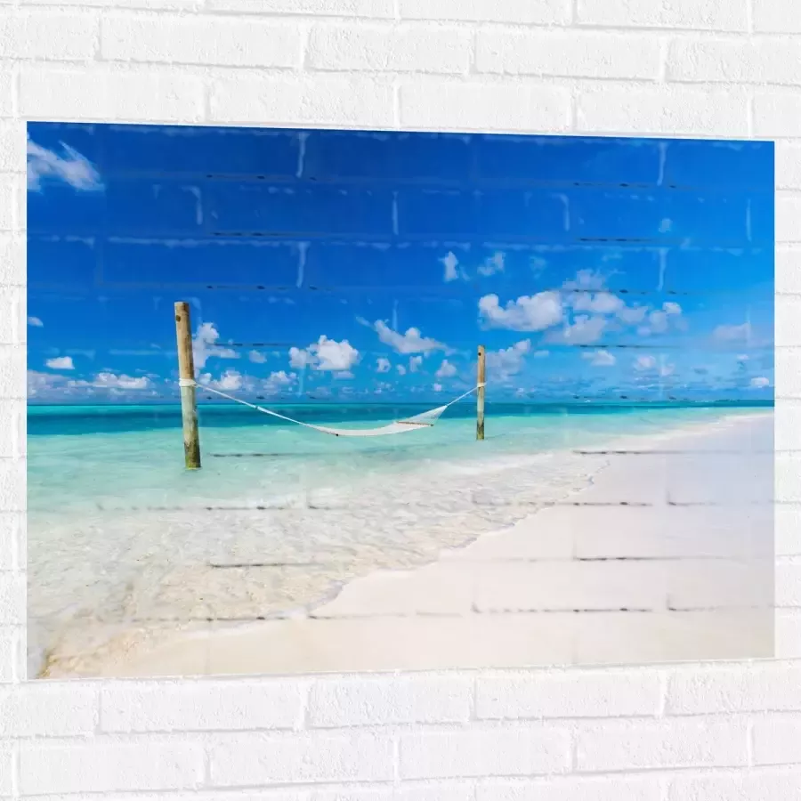 Muursticker Hangmat boven Aankomende Golven op Wit Tropisch Strand 100x75 cm Foto op Muursticker