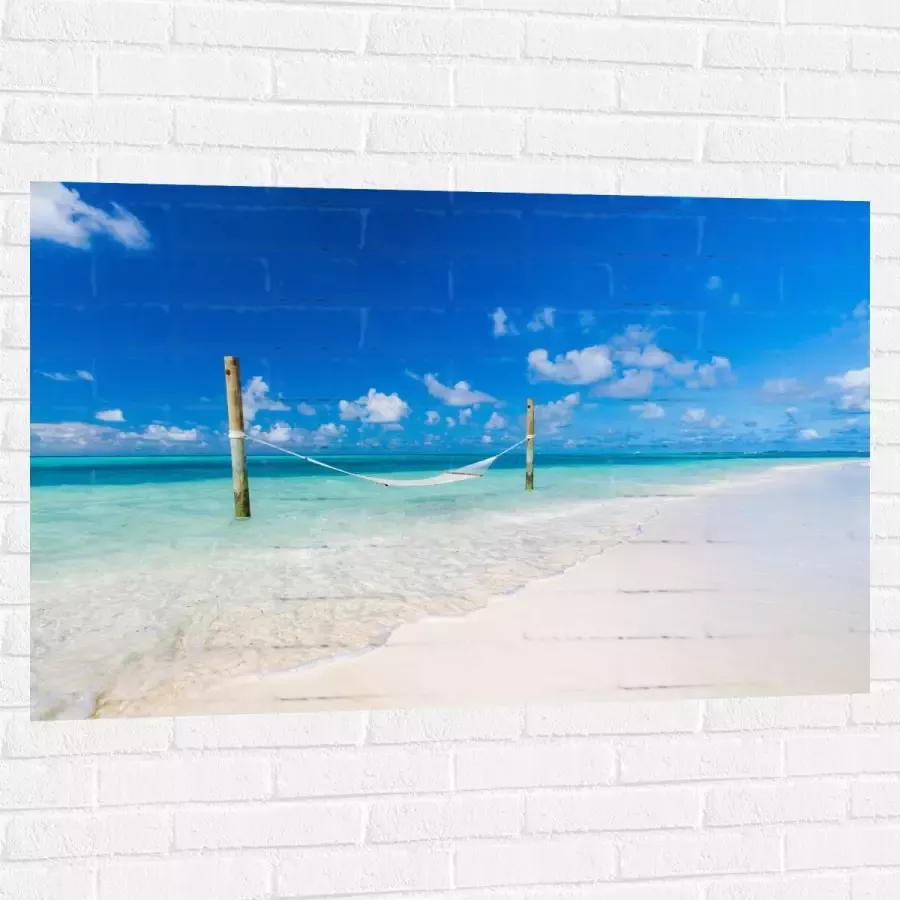 Muursticker Hangmat boven Aankomende Golven op Wit Tropisch Strand 120x80 cm Foto op Muursticker