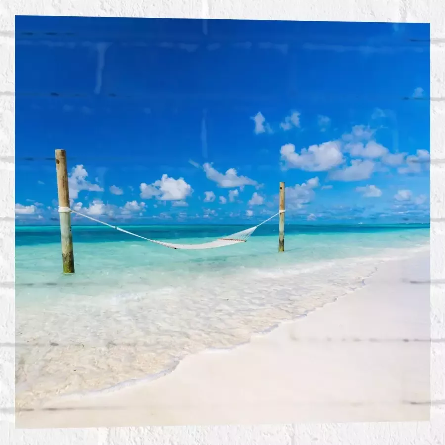 Muursticker Hangmat boven Aankomende Golven op Wit Tropisch Strand 50x50 cm Foto op Muursticker