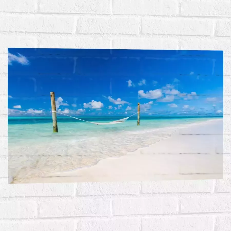 Muursticker Hangmat boven Aankomende Golven op Wit Tropisch Strand 75x50 cm Foto op Muursticker