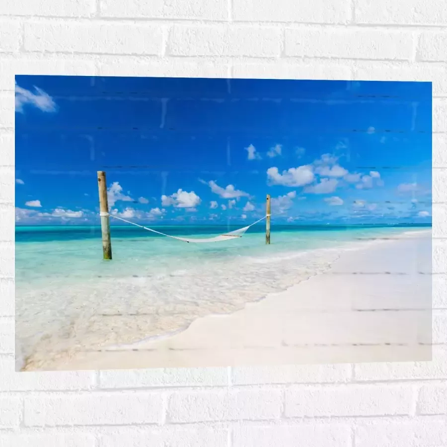 Muursticker Hangmat boven Aankomende Golven op Wit Tropisch Strand 80x60 cm Foto op Muursticker