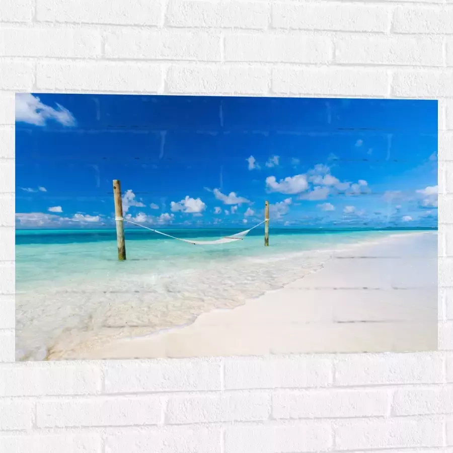 Muursticker Hangmat boven Aankomende Golven op Wit Tropisch Strand 90x60 cm Foto op Muursticker