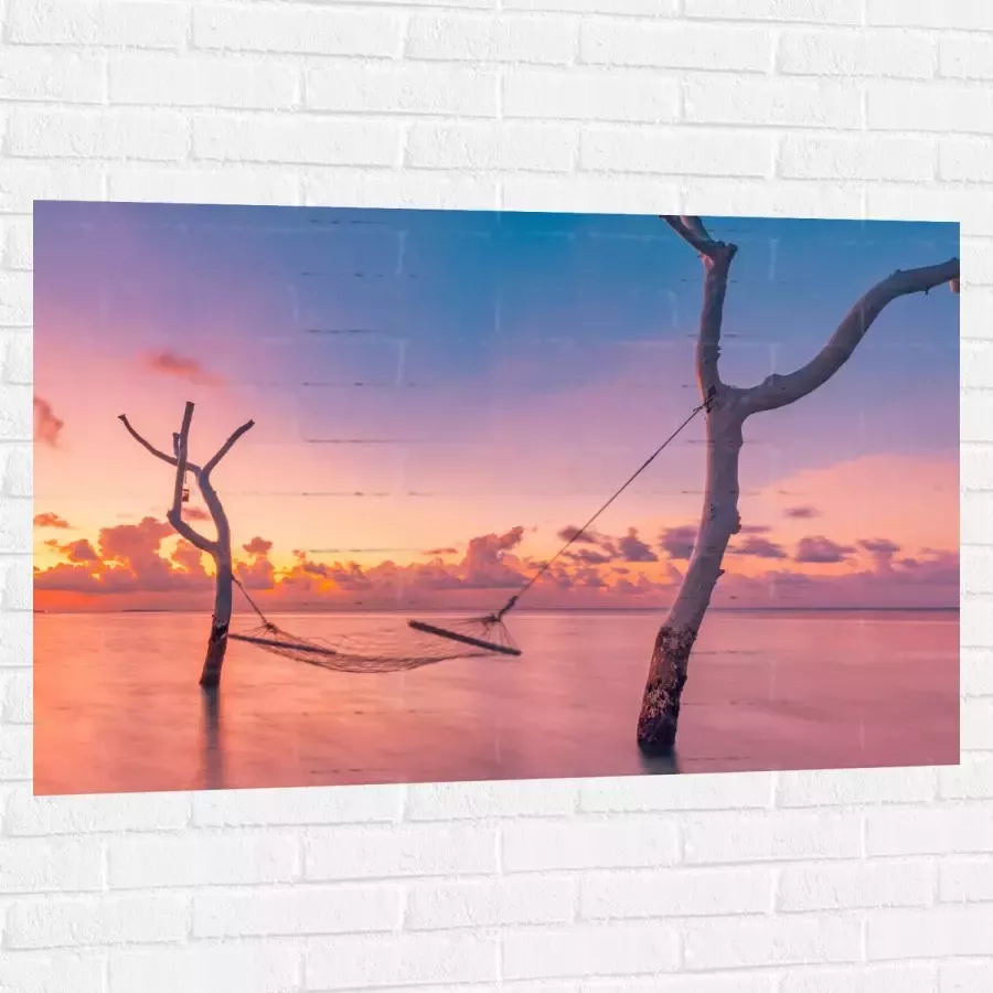 Muursticker Hangmat tussen Kale Takken in de Zee tijdens Zonsondergang 120x80 cm Foto op Muursticker
