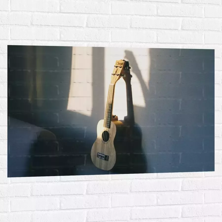 Muursticker Houten Gitaar op Rand van Bank 105x70 cm Foto op Muursticker