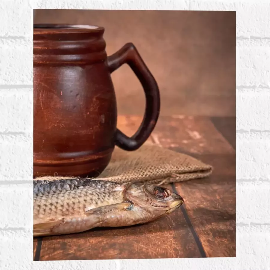 Muursticker Oude Klassieke Bruine Mok met Vis op Houten Tafel 30x40 cm Foto op Muursticker