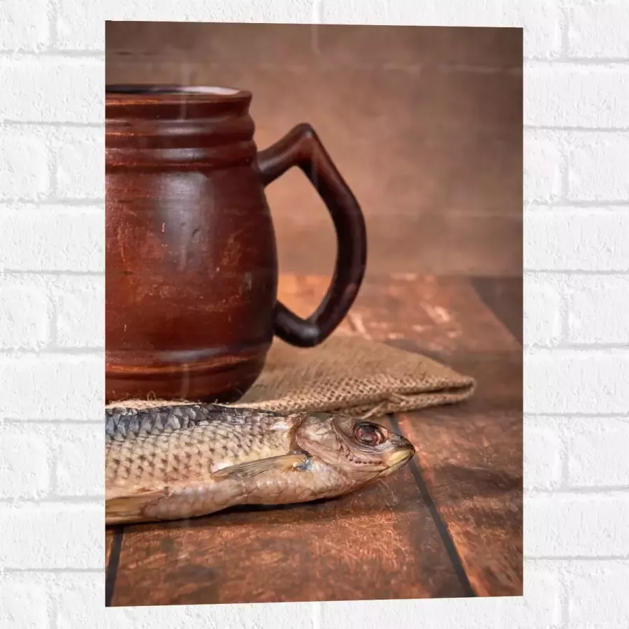 Muursticker Oude Klassieke Bruine Mok met Vis op Houten Tafel 40x60 cm Foto op Muursticker