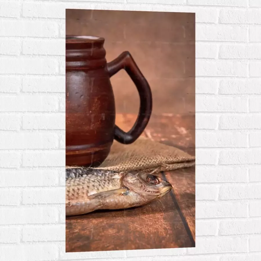 Muursticker Oude Klassieke Bruine Mok met Vis op Houten Tafel 50x100 cm Foto op Muursticker