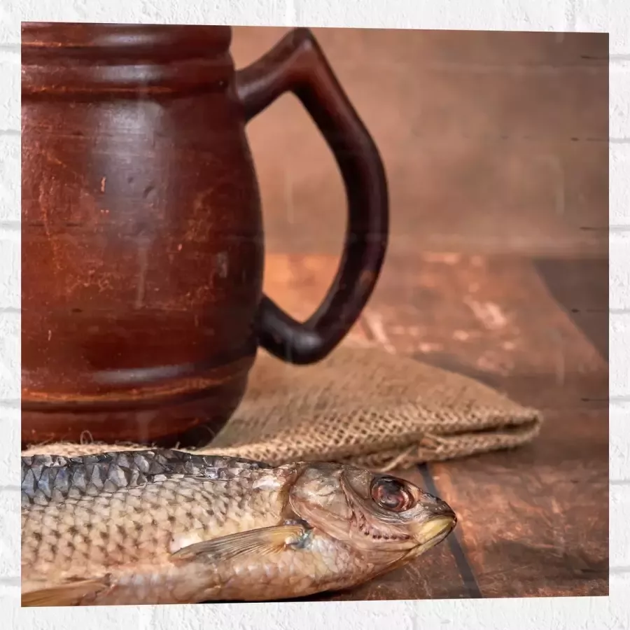 Muursticker Oude Klassieke Bruine Mok met Vis op Houten Tafel 50x50 cm Foto op Muursticker