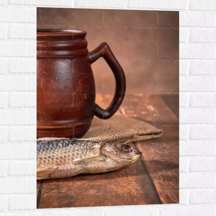 Muursticker Oude Klassieke Bruine Mok met Vis op Houten Tafel 60x90 cm Foto op Muursticker