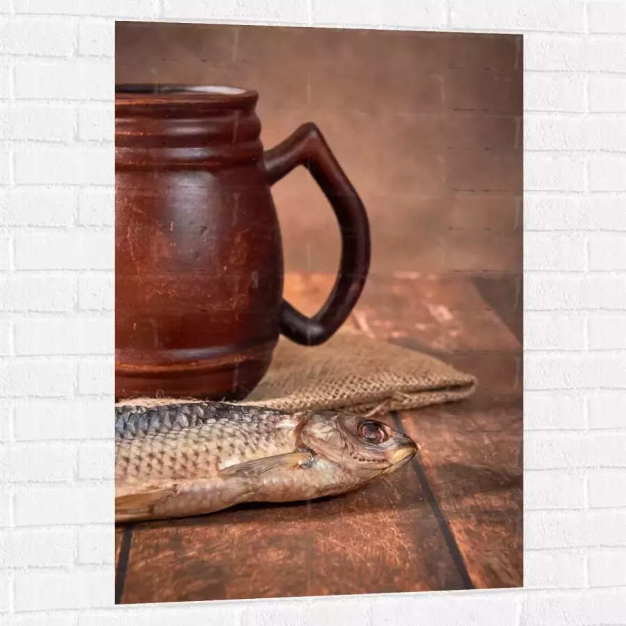 Muursticker Oude Klassieke Bruine Mok met Vis op Houten Tafel 70x105 cm Foto op Muursticker