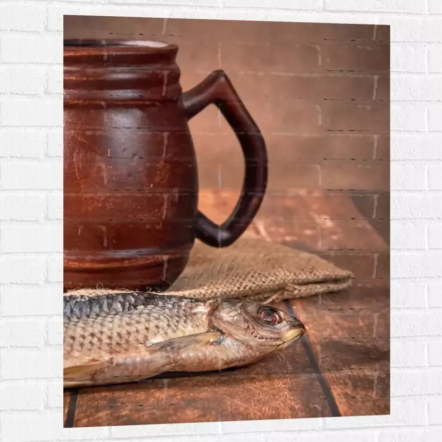 Muursticker Oude Klassieke Bruine Mok met Vis op Houten Tafel 75x100 cm Foto op Muursticker
