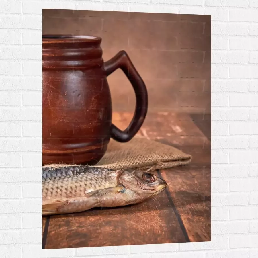 Muursticker Oude Klassieke Bruine Mok met Vis op Houten Tafel 80x120 cm Foto op Muursticker