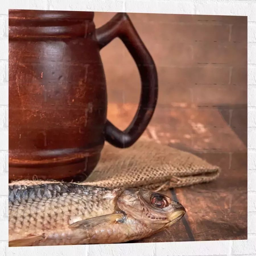 Muursticker Oude Klassieke Bruine Mok met Vis op Houten Tafel 80x80 cm Foto op Muursticker