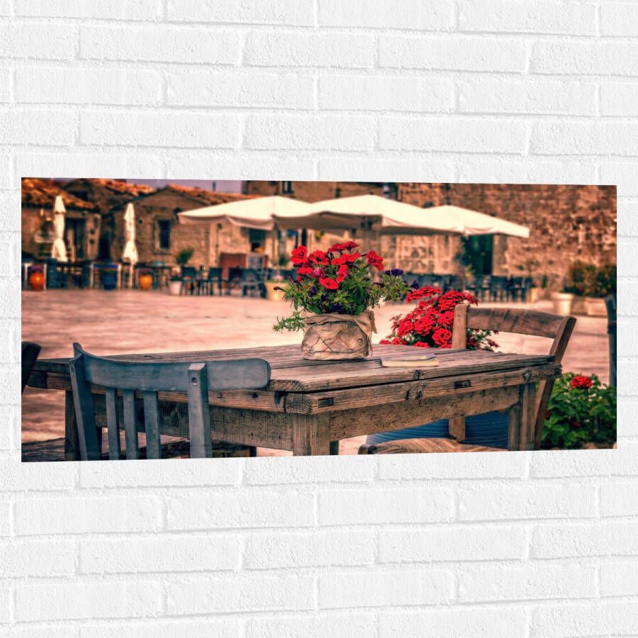 Muursticker Tafel Pleintje Bloemen Stoelen Parasol Kleuren 100x50 cm Foto op Muursticker