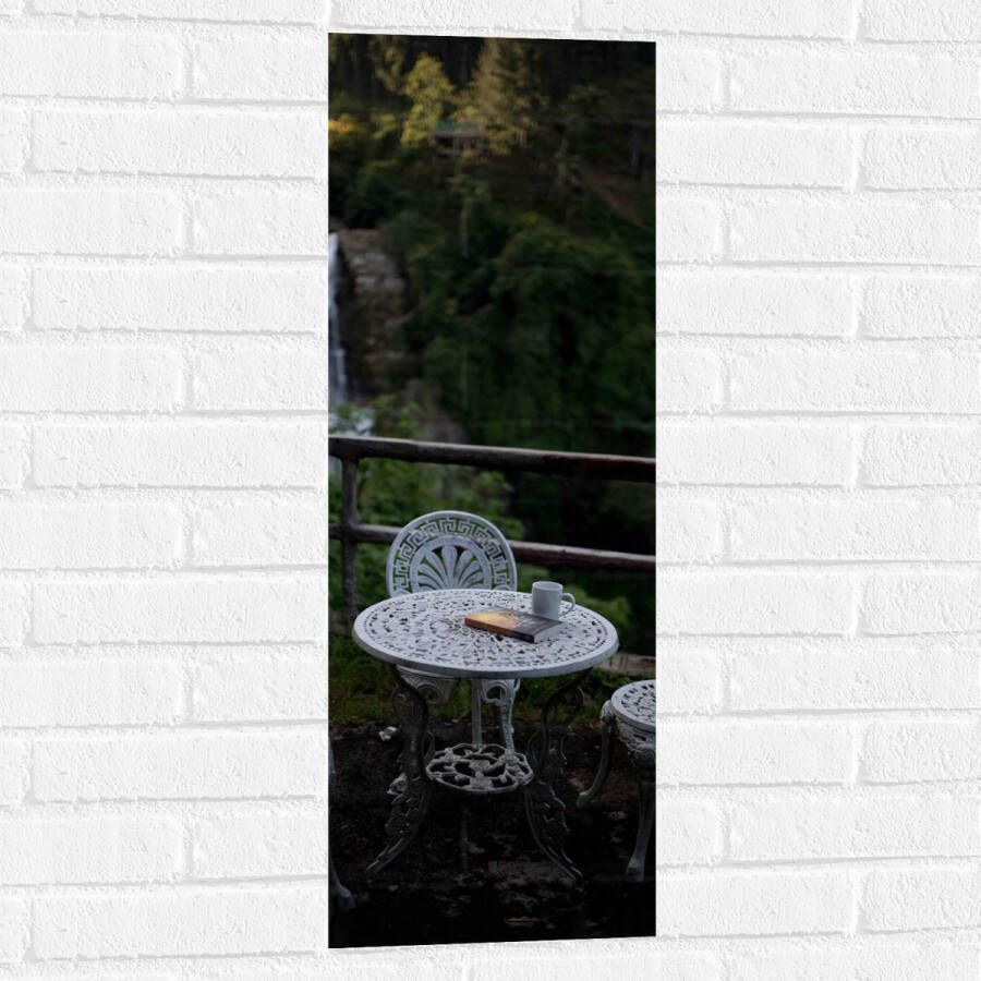 Muursticker Tafel Stoelen Boek Beker Water Waterval Bomen Planten 30x90 cm Foto op Muursticker