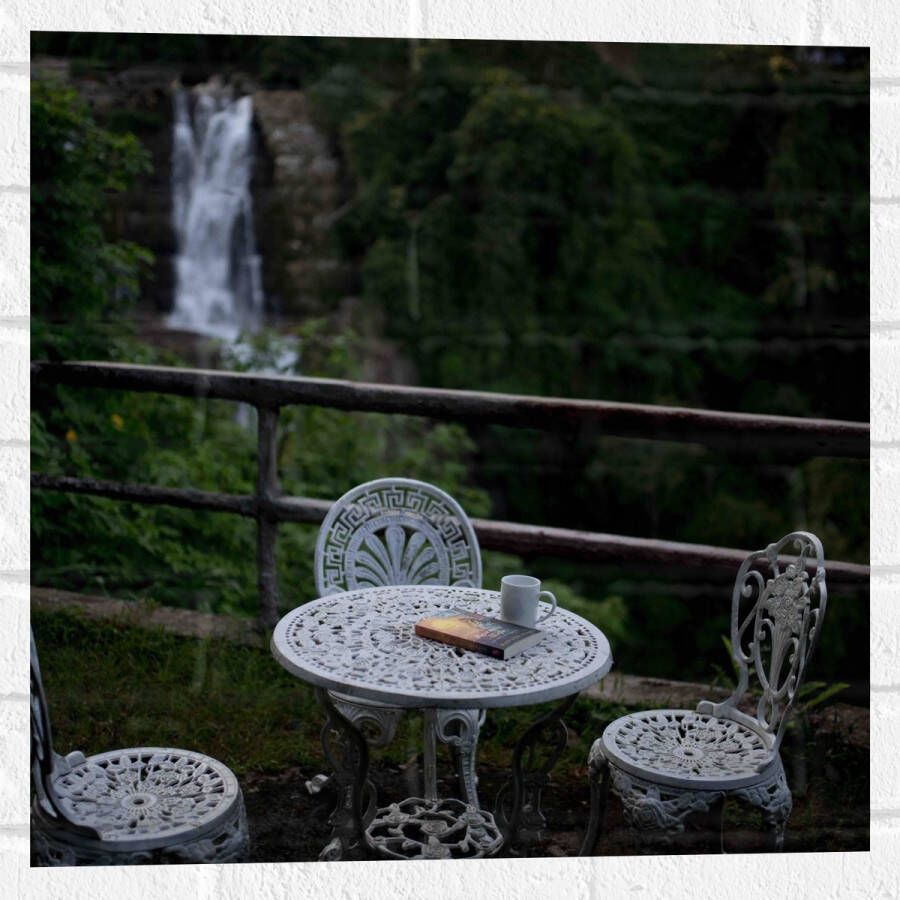 Muursticker Tafel Stoelen Boek Beker Water Waterval Bomen Planten 50x50 cm Foto op Muursticker