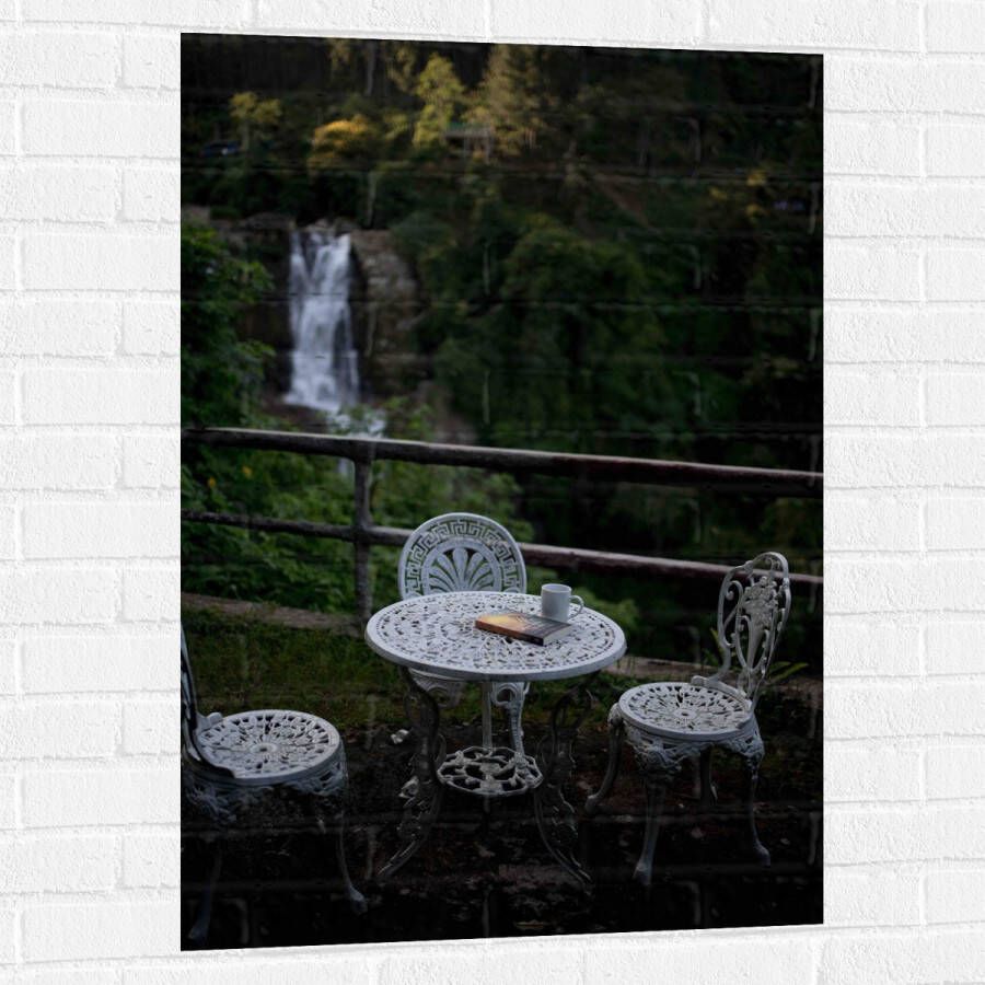 Muursticker Tafel Stoelen Boek Beker Water Waterval Bomen Planten 70x105 cm Foto op Muursticker