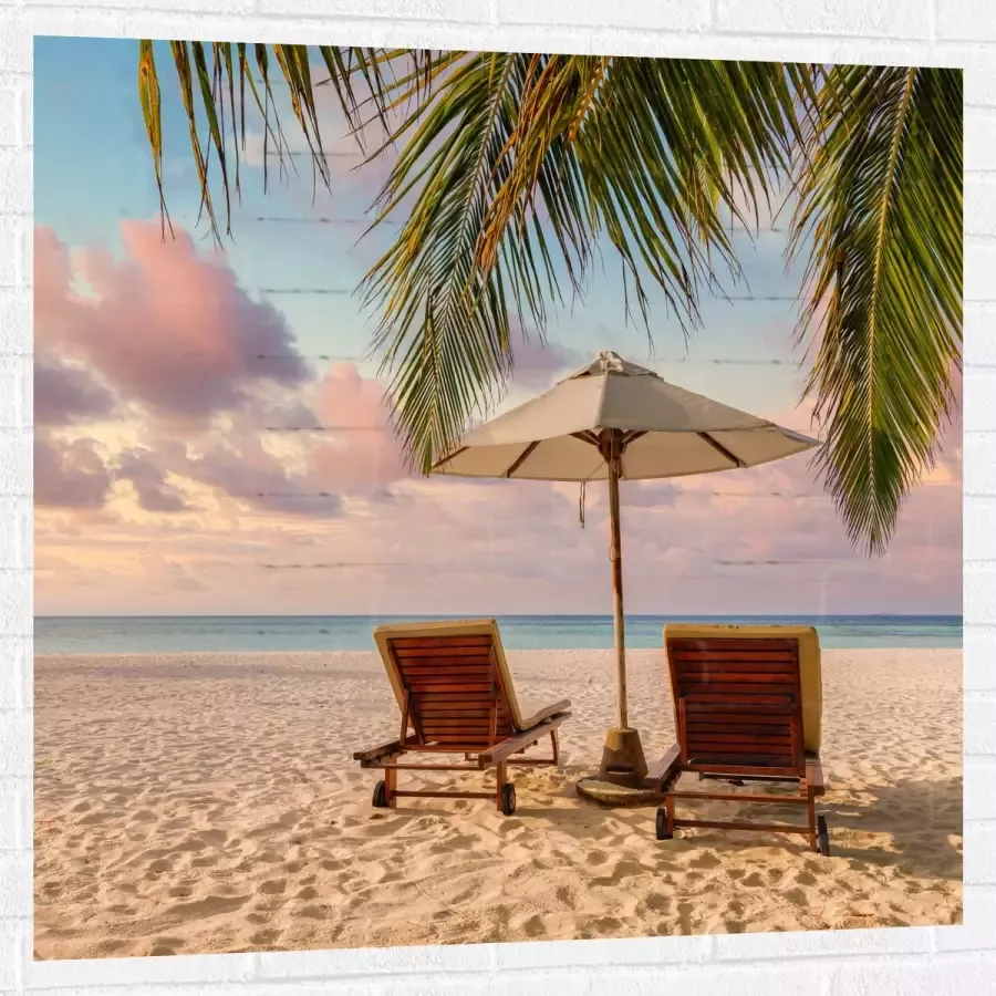 Muursticker Twee Ligbedden op het Strand met Palmboom 100x100 cm Foto op Muursticker