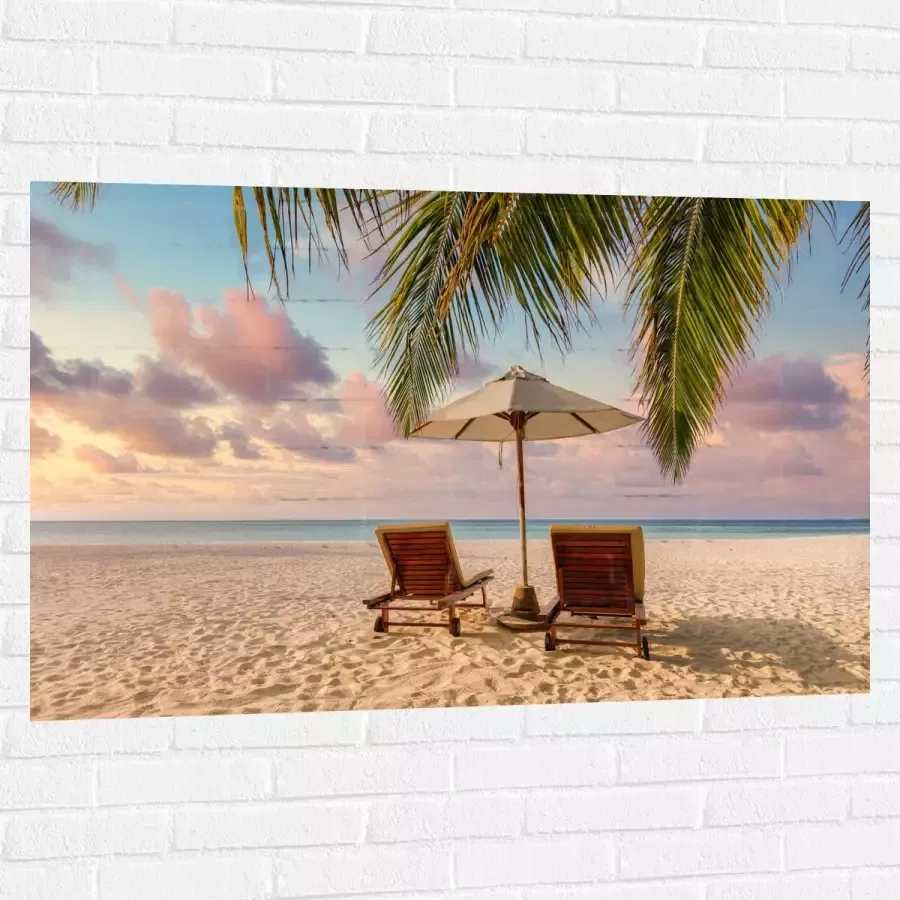Muursticker Twee Ligbedden op het Strand met Palmboom 120x80 cm Foto op Muursticker