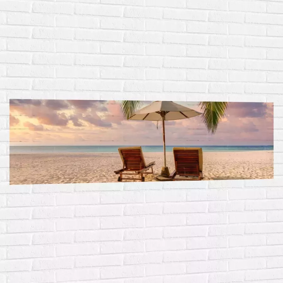 Muursticker Twee Ligbedden op het Strand met Palmboom 150x50 cm Foto op Muursticker