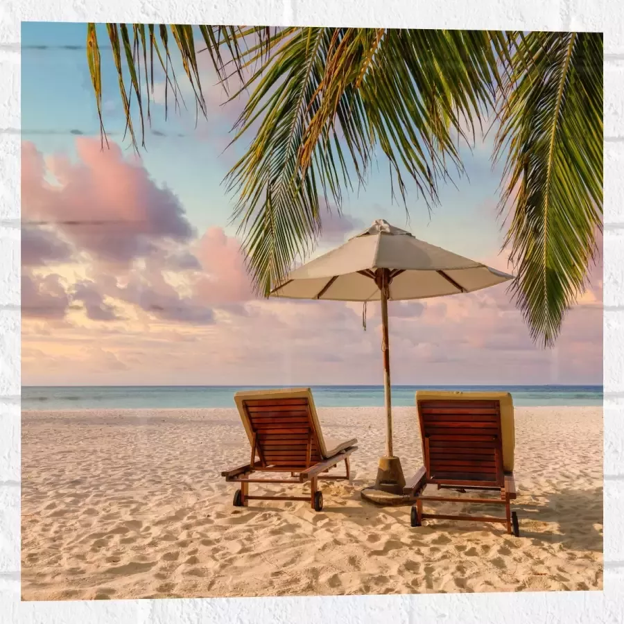 Muursticker Twee Ligbedden op het Strand met Palmboom 50x50 cm Foto op Muursticker