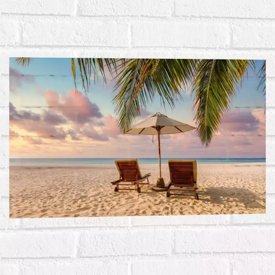 Muursticker Twee Ligbedden op het Strand met Palmboom 60x40 cm Foto op Muursticker