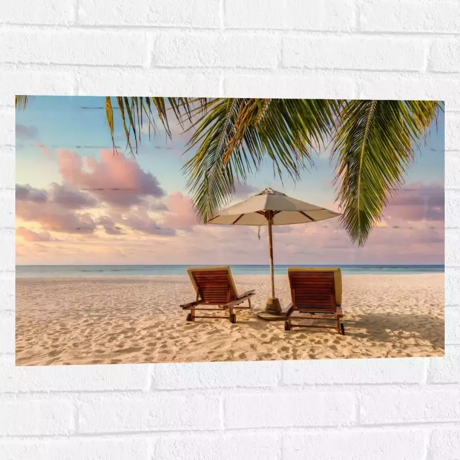 Muursticker Twee Ligbedden op het Strand met Palmboom 75x50 cm Foto op Muursticker