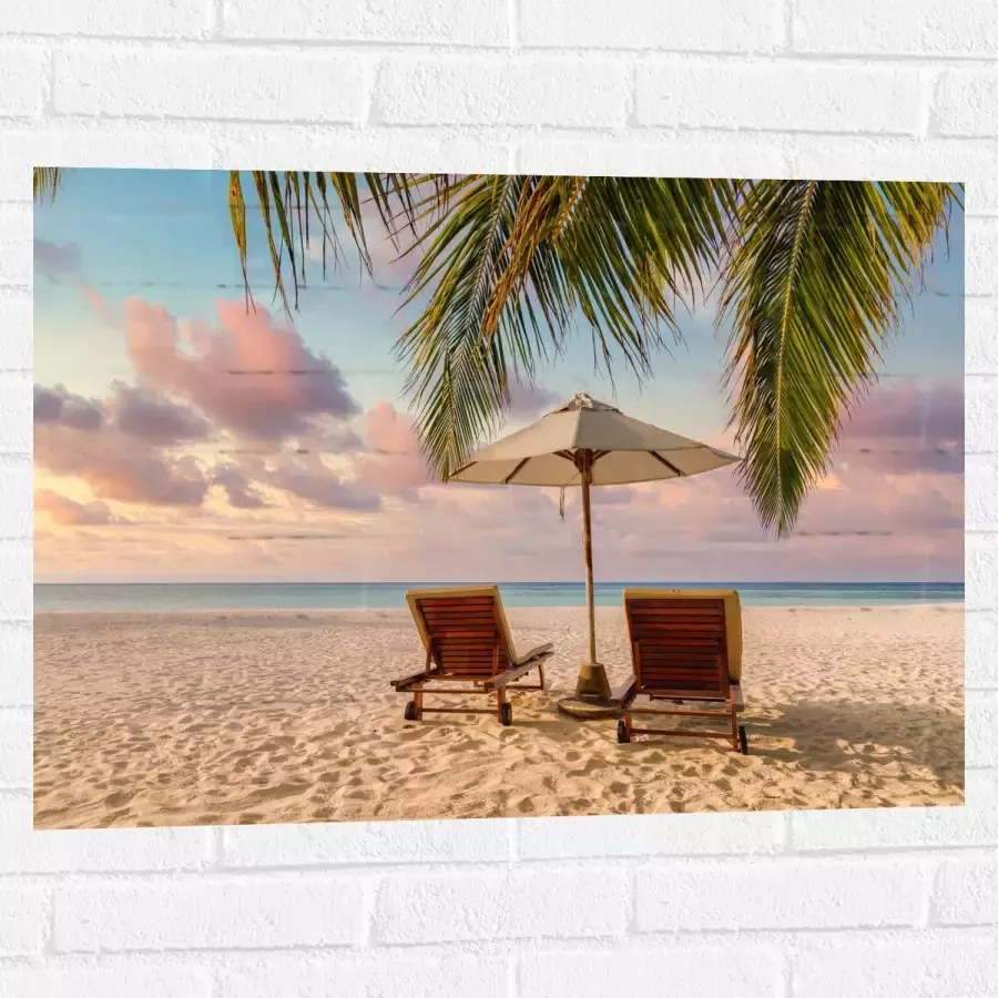 Muursticker Twee Ligbedden op het Strand met Palmboom 80x60 cm Foto op Muursticker