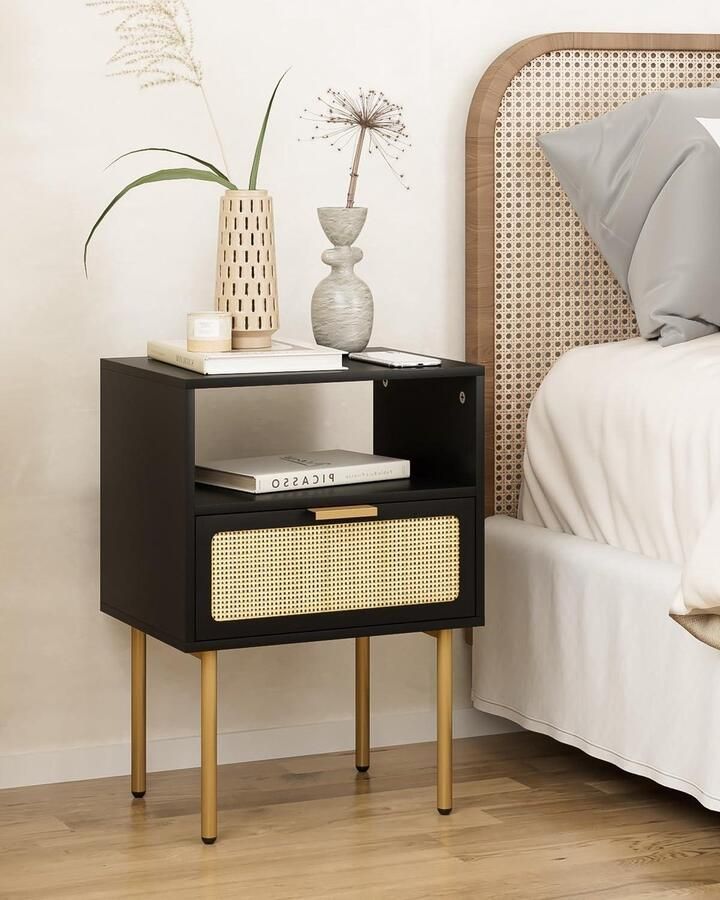 Tafel Boho Bijzettafel met Lade Open Plank Nachtkastje Zwart Riet Accent Nachtkastje met Massief Houten Poten voor Slaapkamer Kleine Kamers