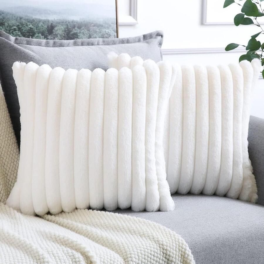 Allecto plus Set van 2 pluche fluwelen kussenhoezen voor bank en slaapkamer Zacht kunstbont Decoratieve kussensloop Thuis en auto decoratie Beige-wit (45 x 45 cm)