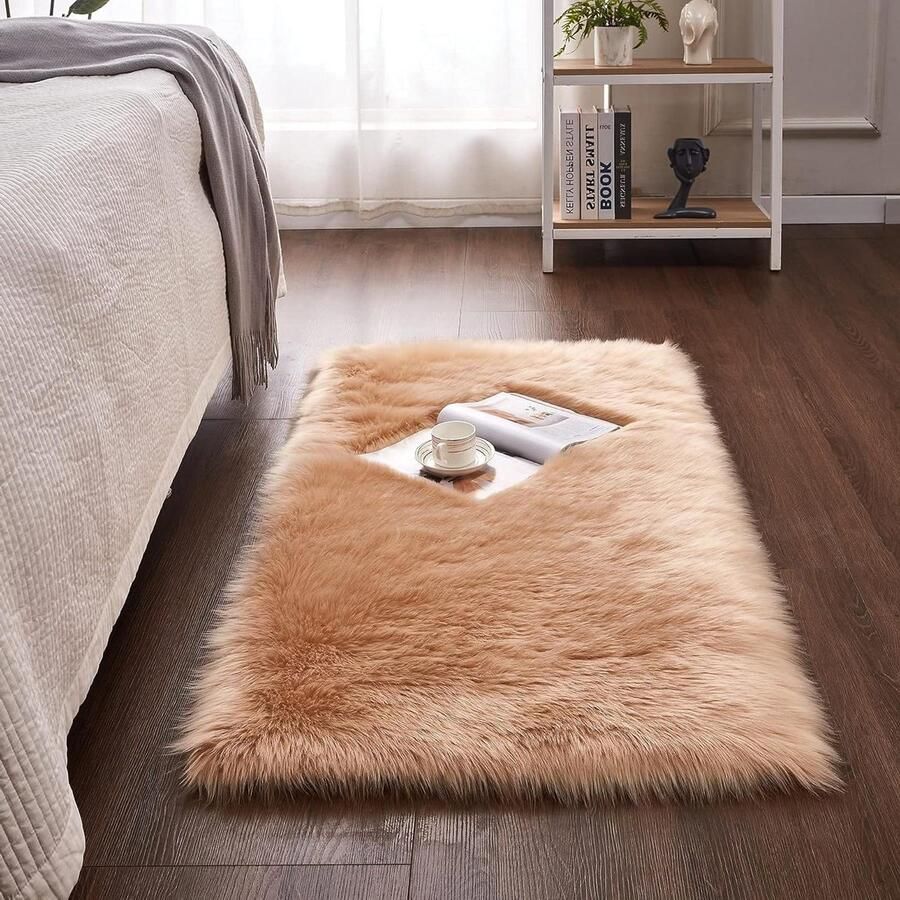 Pluizig imitatie schapenvacht tapijt 70 x 135 cm bruin voor gezellige woonkamer of slaapkamer