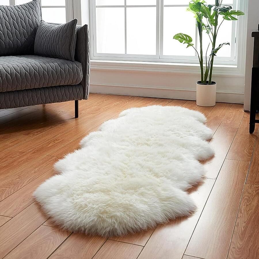 Pluizig synthetisch schapenvacht tapijt wit 60 x 160 cm voor slaapkamer woonkamer kinderkamer