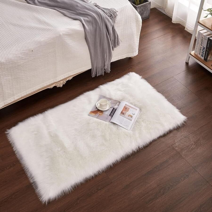 Pluizig imitatie-schapenvacht tapijtje 80 x 180 cm wit gezellige woon- of slaapkamer