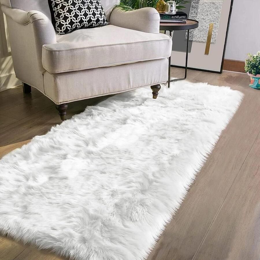 Pluizige faux lamsvacht schapenvacht 50 x 150 cm zacht langharig bedkleed of bankmat wit