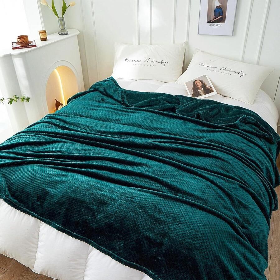 Pluizige knuffeldeken 150 x 200 cm fleecedeken voor op de bank woondeken van microvezel donkergroen