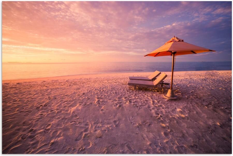 PosterMonkey Zonsondergang boven twee ligbedden op het strand poster papier 90x60 cm Foto print op Poster (wanddecoratie woonkamer slaapkamer) Zee en Strand - Foto 2