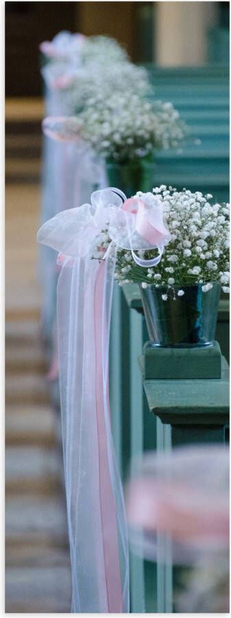 Poster Glanzend – Bloemen aan Blauwe Banken op Trouwlocatie 20x60 cm Foto op Posterpapier met Glanzende Afwerking