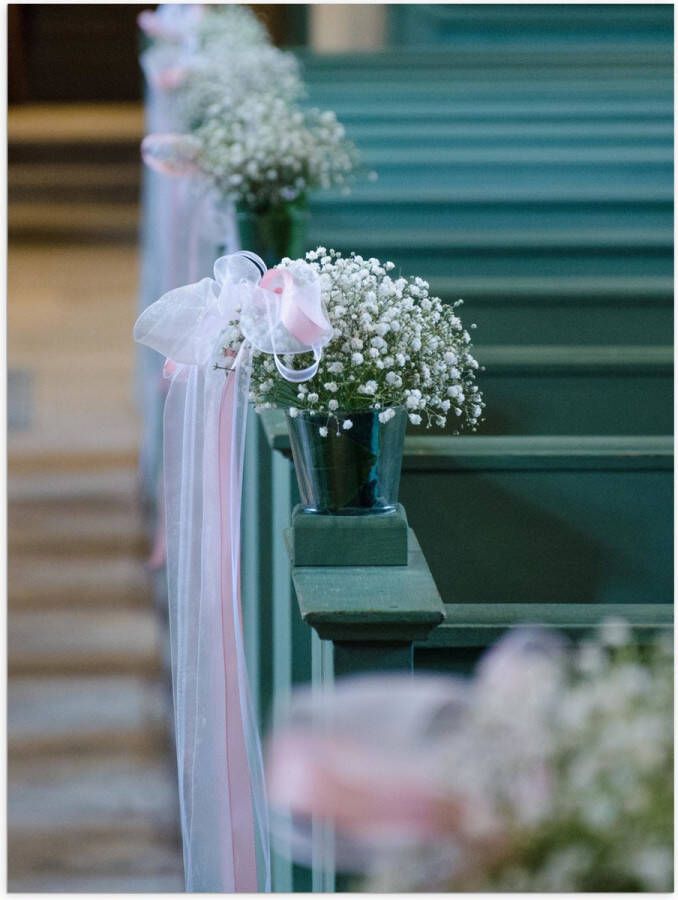 Poster Glanzend – Bloemen aan Blauwe Banken op Trouwlocatie 30x40 cm Foto op Posterpapier met Glanzende Afwerking