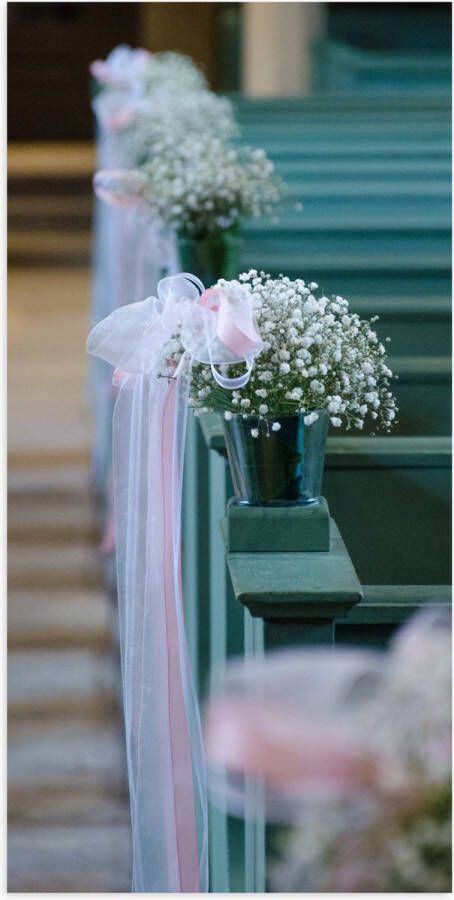 Poster Glanzend – Bloemen aan Blauwe Banken op Trouwlocatie 50x100 cm Foto op Posterpapier met Glanzende Afwerking