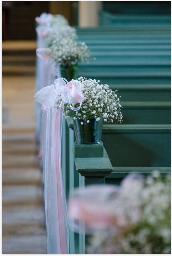 Poster Glanzend – Bloemen aan Blauwe Banken op Trouwlocatie 60x90 cm Foto op Posterpapier met Glanzende Afwerking