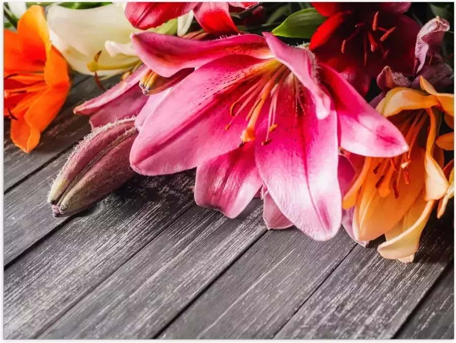 Poster Glanzend – Boeket van Verschillende Bloemen Liggend op Houten Tafel 40x30 cm Foto op Posterpapier met Glanzende Afwerking
