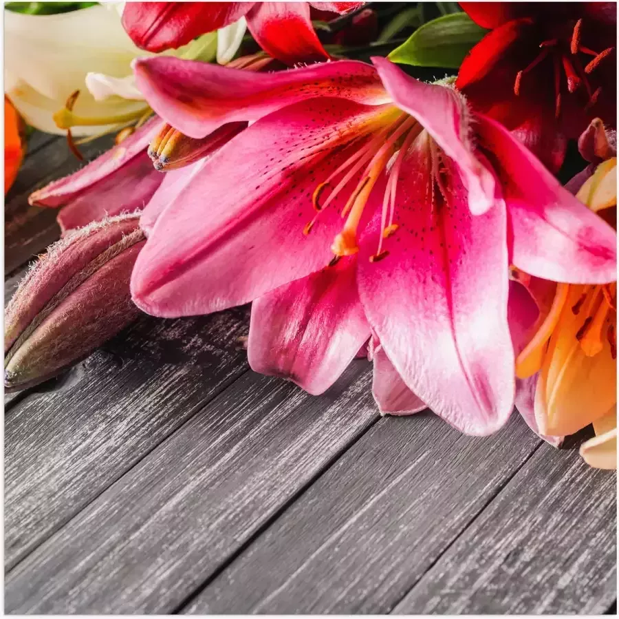 Poster Glanzend – Boeket van Verschillende Bloemen Liggend op Houten Tafel 50x50 cm Foto op Posterpapier met Glanzende Afwerking
