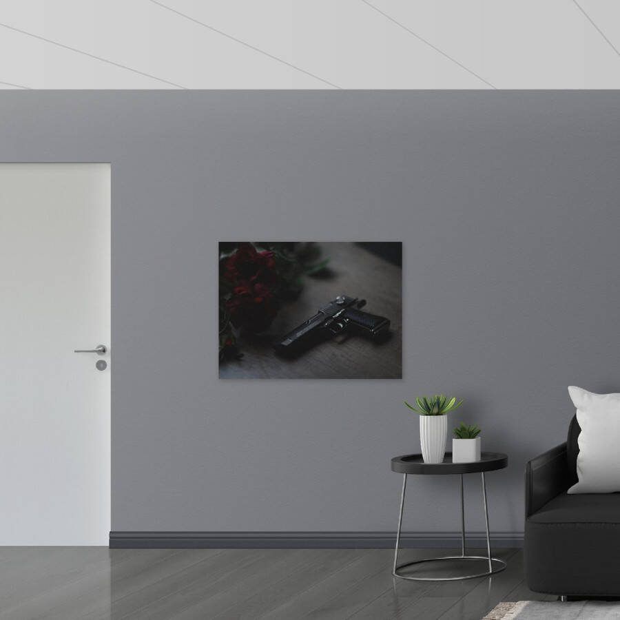 Poster Glanzend – Geweer op Tafel bij Boeket Rozen 100x75 cm Foto op Posterpapier met Glanzende Afwerking