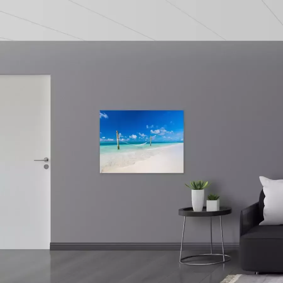 Poster Glanzend – Hangmat boven Aankomende Golven op Wit Tropisch Strand 100x75 cm Foto op Posterpapier met Glanzende Afwerking