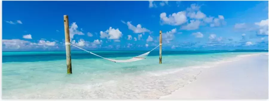 Poster Glanzend – Hangmat boven Aankomende Golven op Wit Tropisch Strand 90x30 cm Foto op Posterpapier met Glanzende Afwerking