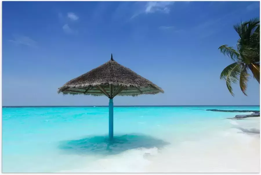 Poster Glanzend – Rieten Parasol op het Strand bij het Blauwe Water 60x40 cm Foto op Posterpapier met Glanzende Afwerking